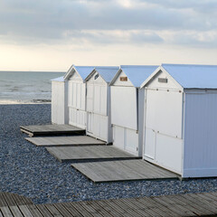 Naklejka premium alignement de cabanes