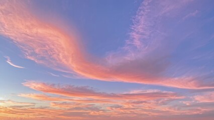 Obraz premium A serene sunset sky filled with soft pink and purple clouds.