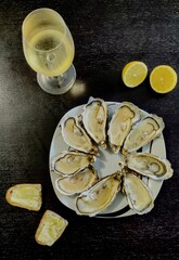 Plateau d'huitres, citron, beure et bin blanc