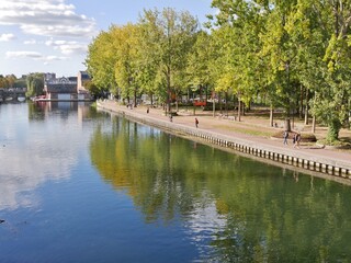 Fototapeta premium Fluss Somme fließt durch Amiens Altstadt