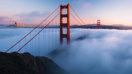 Obraz premium Golden Gate Bridge shrouded in fog at sunrise