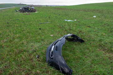 Voiture noire accidentée et complètement détruite dans un champ, après avoir effectué...