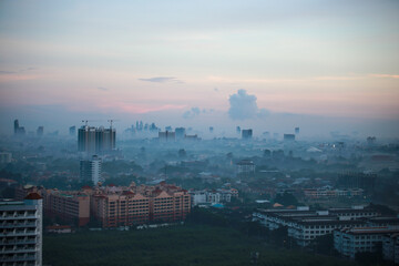 Fototapeta premium 안개속 몽환적인 느낌의 파타야 도심과 빌딩들, 콘도 건물들,