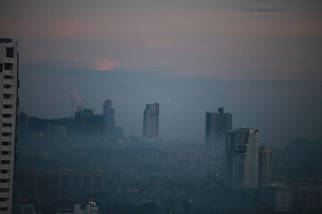 Fototapeta premium 안개속 몽환적인 느낌의 파타야 도심과 빌딩들, 콘도 건물들,