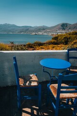 Tavernen-Stühle mit griechischen Küste-Ausblick