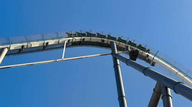 Gros plan sur une montagne russe dans un parc d'attractions.