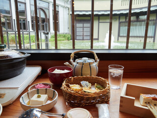京都の観光地の名物豆腐料理の様子