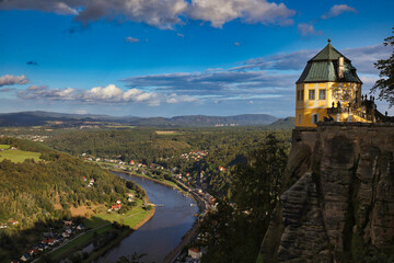 Obraz premium Blick von der Festung Königstein auf die Elbe und das Friedrichsschlößchen im Elbsandsteingebirge, Landkreis Sächsische Schweiz-Osterzgebirge, Sachsen, Deutschland 