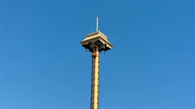 Une attraction d'un parc.