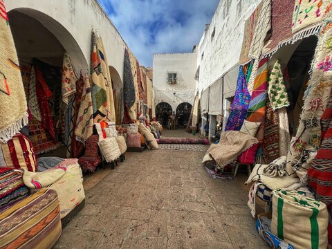 Moroccan handicraft shops under the arches of Rue Ibn Khaldoun, in the medina of the Habaus district