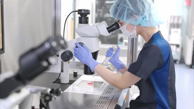培養室で顕微鏡を使う胚培養士