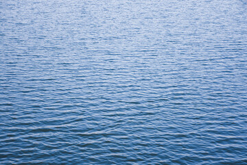 Obraz premium Blue water surface in the evening