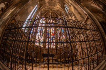 Intérieur de la Cathédrale Saint Etienne dans la ville de Metz en Moselle. On peut voir les...