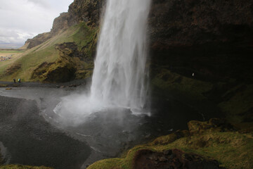 Fototapeta premium Landschaftsbild auf Island, Wasserfall am Seljalandsfoss