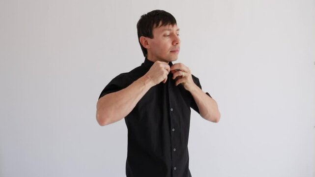 homem casual abotoa camisa 