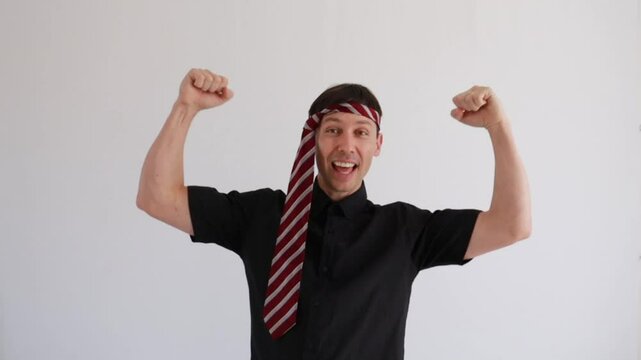 homem de neg&oacute;cios c&ocirc;mico brinca com gravata 