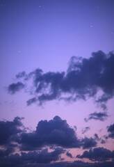 Obraz premium Peaceful Twilight Sky with Lavender Clouds Fading to Indigo as Stars Twinkle Above