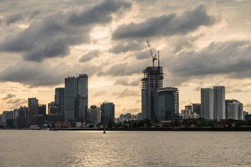Fototapeta premium Cloudy dusk moment Shanghai urban riverside
