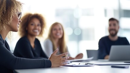 Obraz premium Group of diverse professionals engaged in a collaborative meeting in a bright office environment.