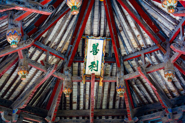 Shanxi Taiyuan Jin Ancestral Temple General Longzhu recent colorful sculpture, the entrance of the...