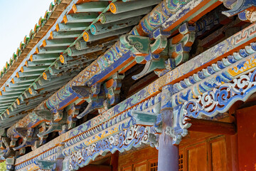 Looking up at the eaves of Feihong Glazed Tower of Guangsheng Temple in Linfen, Shanxi, you can see the exquisite temple architectural craftsmanship. The meaning of the plaque is: Guangsheng Temple