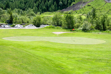 Obraz premium Golf course with red flag