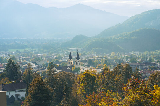 Blick an einem Herbsttag auf den Ort G&ouml;tzis im Rheintal in Vorarlberg, &Ouml;sterreich. 