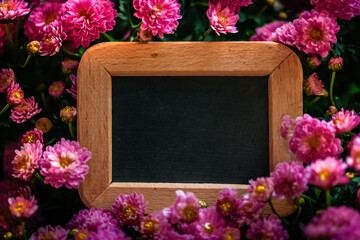 Blumen in pink mit Tafel zum Beschreiben
