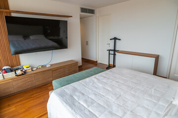 habitacion de departameto amoblado con cama y ventana