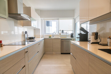 cocina moderna con acabados de marmol, muebleas altos y bajos y equipado