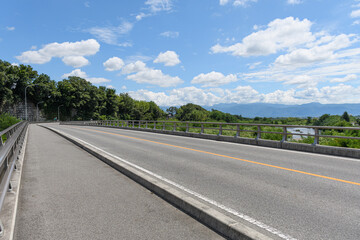 長い橋から見た夏の青空