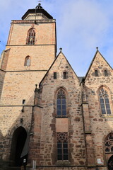 Fototapeta premium Historische Kirche in der Altstadt von Alsfeld in Hessen