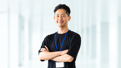 腕組みをする笑顔の男性ビジネスマン