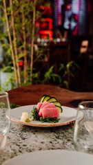 Sashimi de atún elaborado por un sushi man