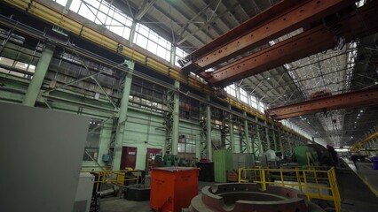 Fototapeta premium An industrial warehouse interior with advanced crane systems for productivity and efficiency. Stock Clip