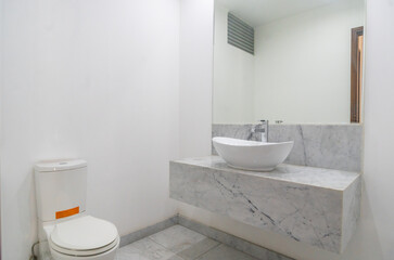 baño de departamento iluminado con lavabo , inodoro y  tina para baño
