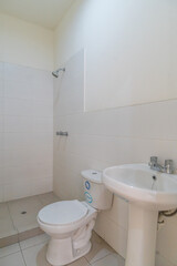 baño de departamento iluminado con lavabo , inodoro y  tina para baño