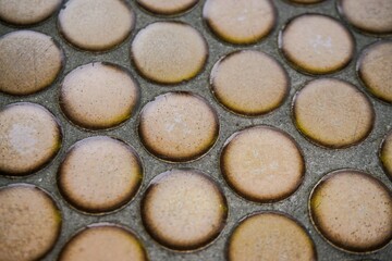 Oberfläche mit beige-braunem rundem Noppenmuster als Hintergrund
