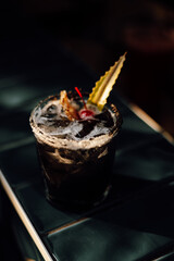Coctel elaborado por un mixólogo/Bartender