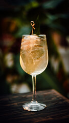 Coctel en copa elaborada por un mixologo/bartender