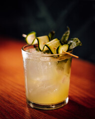Coctel elaborado por un mixologo/bartender