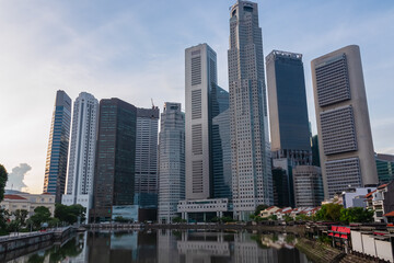 Obraz premium Panoramic view of Singapore's iconic skyline. Cluster of towering skyscrapers dominate scene, their sleek glass facades reflecting the morning light. Buildings rise majestically above Singapore River
