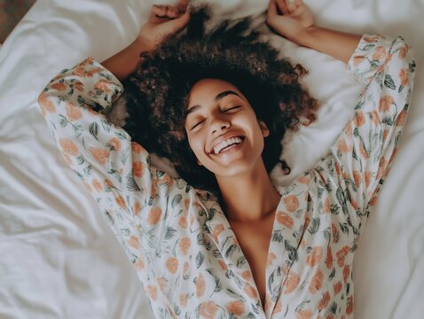 Mulher desperta de manh&atilde; radiante e cheia de energia, celebrando os benef&iacute;cios de uma noite de sono reparador. O sorriso contagiante reflete a import&acirc;ncia do descanso para o bem-estar
