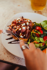 Toast de serrano y queso de cabra