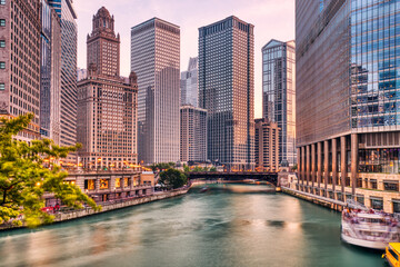 Obraz premium Chicago Downtown Cityscape with Chicago River at Sunset