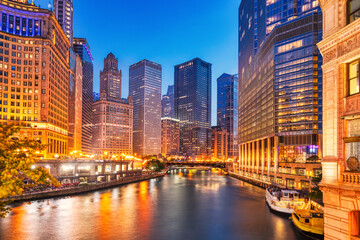 Obraz premium Chicago Downtown Cityscape with Chicago River at Dusk