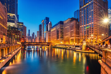 Obraz premium Chicago Downtown Cityscape with Chicago River at Dusk