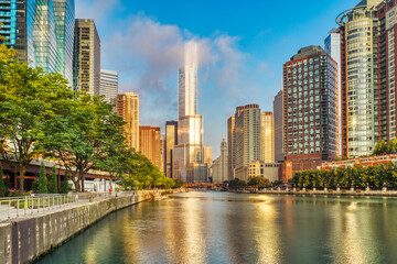 Obraz premium Chicago Downtown Cityscape with Chicago River at Sunrise