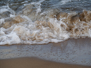 Spieniona fala przy brzegu morskim