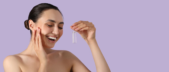 Obraz premium Beautiful young woman with ampule on lilac background, closeup